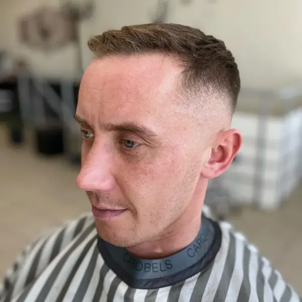 Švariai suformuotas low fade vyrų kirpimas – Barberette studija
