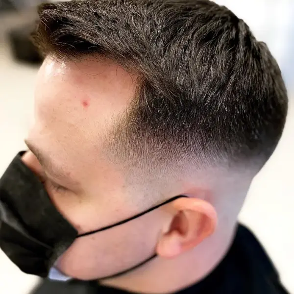 Trumpas kariškas kirpimas su skin fade – vyrų kirpykla Klaipėda