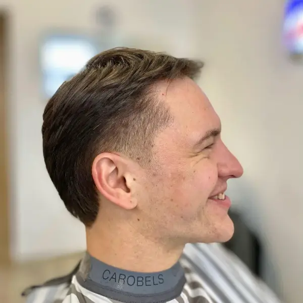 Klasikinis šoninis kirpimas su natūralia tekstūra – vyrų kirpimas Klaipėda