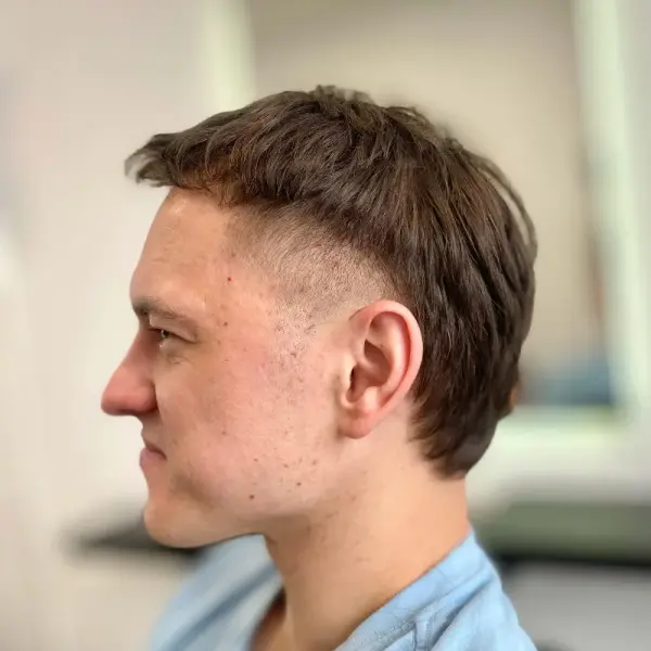 Tekstūruotas vyriškas kirpimas su lengvu fade – kirpykla Klaipėdoje