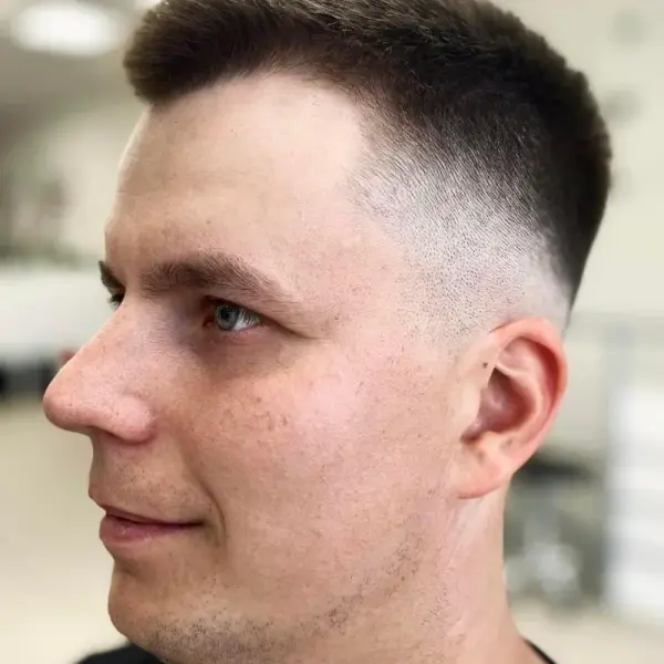 Trumpas vyriškas kirpimas su aukštu fade – profesionalus rezultatas